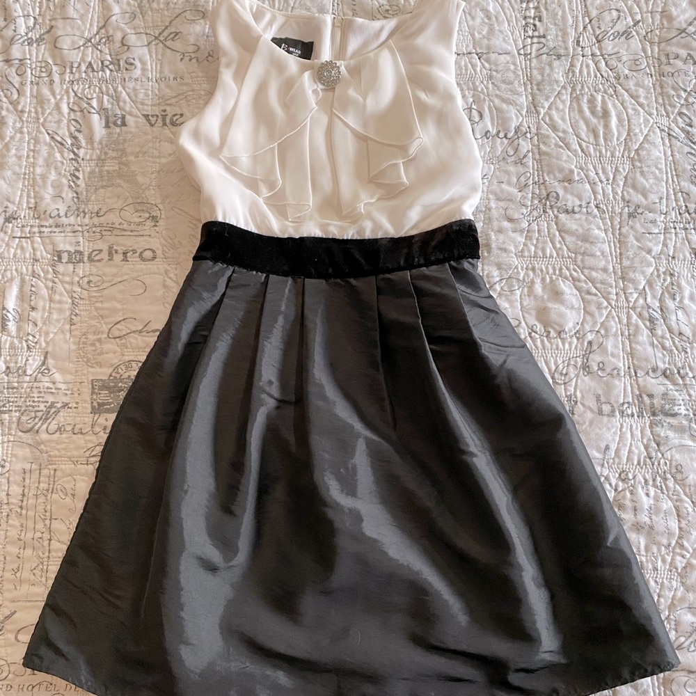 Size 8 girls dress. Like new